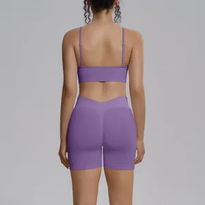 Vista posterior detallada del conjunto de yoga morado sin costuras, top y pantalones cortos.