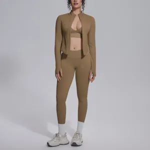 Primo piano sui dettagli del completo sportivo kaki senza cuciture con tessuto traspirante.