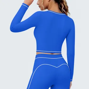 Van dichtbij bekeken achterkant van blauwe sport crop top met stijlvolle witte bies.