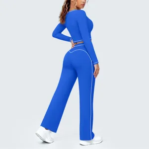Ansicht von hinten vom blauen Langarm-Crop-Top und der weiten Yoga-Hose im Sportset.