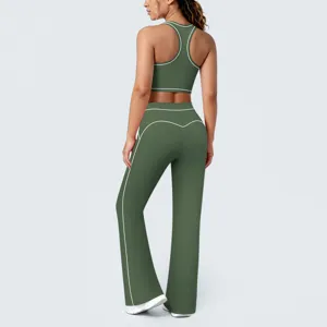 Vue arrière ensemble yoga vert, soutien-gorge dos nageur, détails passepoil blanc pantalon.