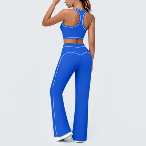 Vue arrière de l'ensemble de sport soutien-gorge et pantalon de yoga évasé bleu.