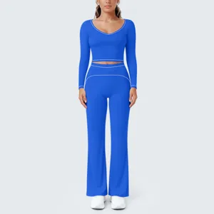 Detailansicht des leuchtend blauen Langarmtops mit Kontrastbesatz und Schlag-Yogahose.