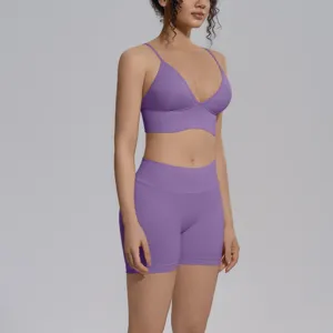 Vista detallada del conjunto de sujetador deportivo y pantalones cortos de yoga morados.