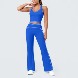 Détails de l'ensemble de yoga bleu avec passepoil contrasté, dos nageur et pantalon évasé.