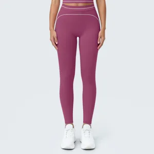 Vista detallada de los pantalones de yoga de talle alto con elegantes líneas de contraste y ajuste.