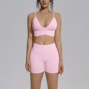 Conjunto deportivo rosa sin costuras con sujetador deportivo y short de talle alto para fitness.