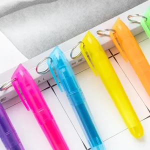 Kleurrijke doorzichtige markeerstiften met sleutelhanger, schuine pennen voor bullet journaling.