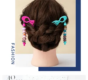 Nahaufnahme einer bunten Perlen-Haargabel in U-Form mit Anhängern für Dutt-Frisuren.