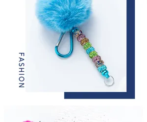 Blauer flauschiger Fell-Schlüsselanhänger mit bunten Strassperlen und Karabinerhaken.
