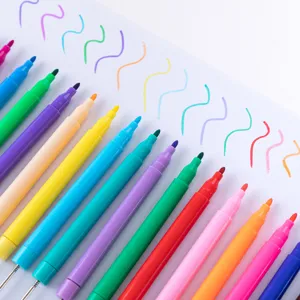 Ensemble de feutres aquarelle colorés pour l'art scolaire des enfants et journal.