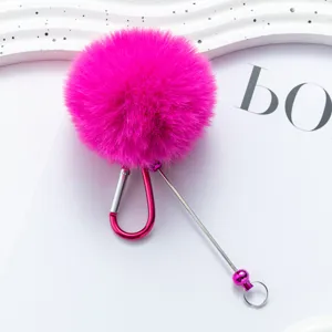 Helle rosa Plüsch Bommel Schlüsselanhänger mit Karabiner, stilvoller flauschiger Taschenanhänger.