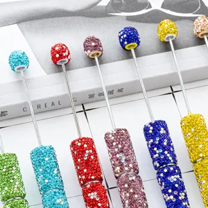 Kleurrijke DIY strass kralen balpennen met sprankelende kristallen en draaibaar kralenontwerp bovenop.