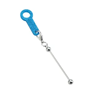 DIY dije colgante de acrílico con brillo azul para pajita con mosquetón metálico y varilla perlada.
