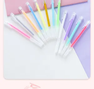 Detalle de boligrafos de gel pastel coloridos con brillos para diarios y arte DIY.
