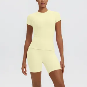Détail de l'ensemble de yoga jaune clair, haut court ajusté et short de sport taille haute.
