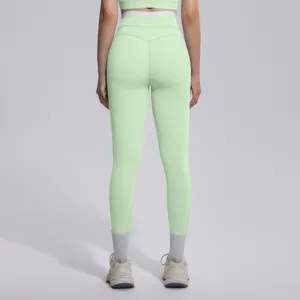 Leggings de sport femme taille haute, vue arrière détaillée de pantalon yoga vert fitness.