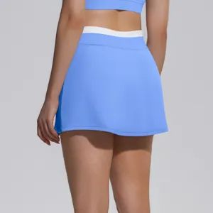 Détail de la vue arrière de la jupe de tennis contrastée taille haute à bande côtelée.