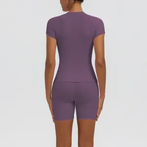 Vue arrière détaillée d'un ensemble de yoga violet à manches courtes et short de sport.