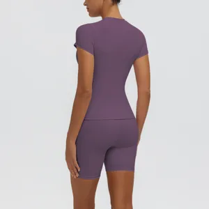 Haut à manches courtes respirant et short de yoga mince taille haute ensemble de sport.