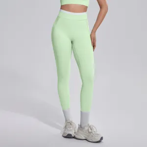 Détail pantalon de yoga taille haute sans couture, legging de sport vert clair fitness.