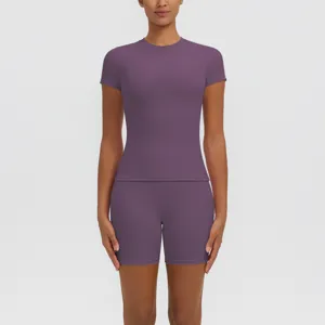 Top de yoga à manches courtes violet et short de course slim taille haute ensemble de sport.