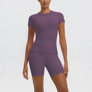 Ensemble de yoga de sport uni avec haut à manches courtes ajusté et short taille haute.