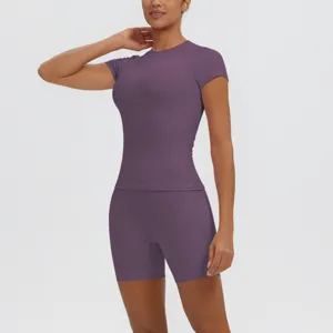 haut de sport a manches courtes mauve et short de fitness taille haute detail vue rapproche
