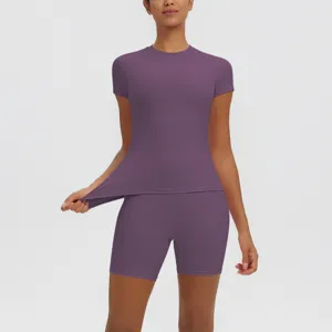 Ensemble de sport respirant pour yoga haut a manches courtes et short de course taille haute.