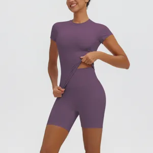 Ensemble haut de yoga à manches courtes et short taille haute violet pour le fitness.
