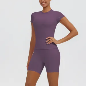 Ensemble de yoga violet pour femme haut à manches courtes et short taille haute.