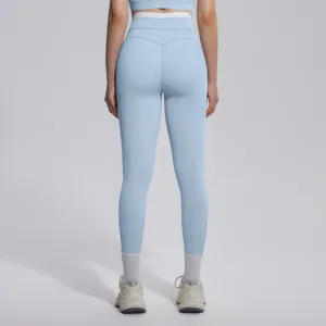 Détail de dos de leggings de yoga taille haute bleu clair et soutiens-gorge de sport.