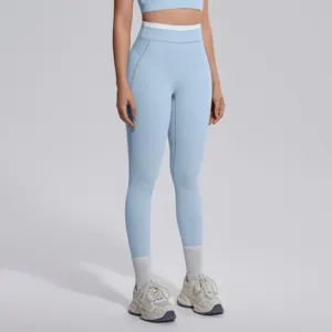 Leggings de yoga bleu clair taille haute avec détail de ceinture blanche pour entraînement.