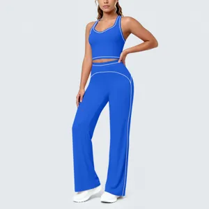 Ensemble de sport bleu avec liserés contrastés, débardeur court et pantalon de yoga.