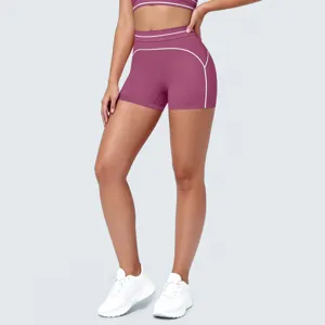 Elastische yogashort en top met contrasterende naden voor dames fitness en training.