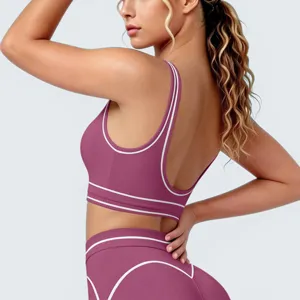 Detailopname van dames sport-bh met contrast bies en yogaleggings in U-rug-ontwerp.