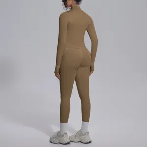 Completo yoga senza cuciture con top sportivo a maniche lunghe e leggings a vita alta donna.