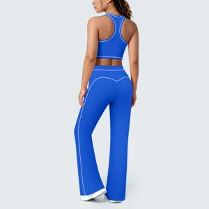 Vue arrière de l'ensemble de sport bleu avec brassière et pantalon de yoga évasé.