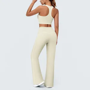 Détail arrière de l'ensemble de yoga beige avec liserés contrastés, vêtement de sport confortable.