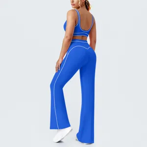 Completo yoga blu reale in due pezzi con reggiseno sportivo e pantaloni lunghi a zampa.