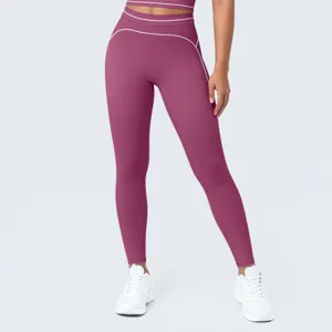 Detalle de leggings de yoga de talle alto con costuras en contraste y tela suave fitness.