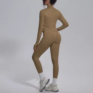 Vista di dettaglio del top sportivo a maniche lunghe senza cuciture e dei leggings abbinati.