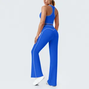 Ensemble de yoga de sport bleu avec passepoils contrastés blancs, crop top et pantalon.