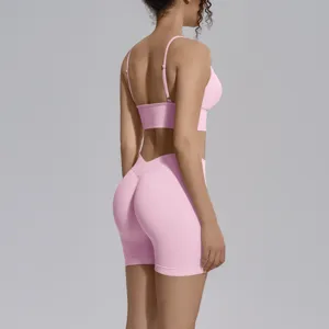 Detalle de vista trasera de conjunto de yoga rosa sin costuras, sujetador deportivo elástico.