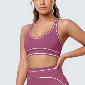 Detailopname van de stijlvolle mauvekleurige sportbeha en yogabroek met witte bies.