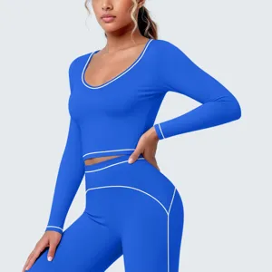 Koningsblauw sportief crop-top met lange mouwen en wit contrastbiesje detailweergave.