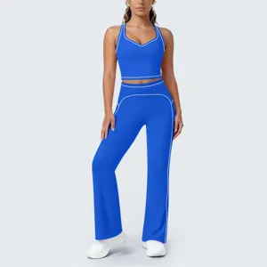 Ensemble de yoga a lignes contrastees bleues, haut court de sport et pantalon evase femme.