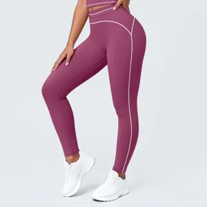 Detalle de mallas de yoga de talle alto con ribetes blancos, ropa deportiva elegante.