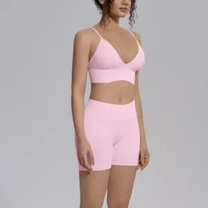 Vista detallada del conjunto deportivo rosa sin costuras con sujetador y pantalones cortos.