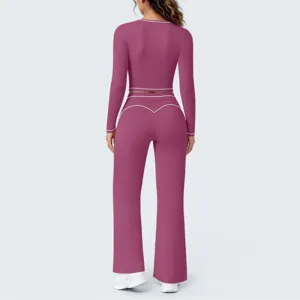 Detailansicht von hinten: mauvefarbenes langärmliges Crop-Top und Schlag-Yogahose mit Paspel.